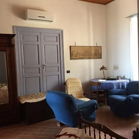 לינה וארוחת בוקר Casa Ferrari ג'ראצ'ה